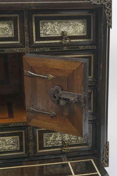 ITALIE, XVIIème et XIXème siècles * Petit cabinet de voyage à poser, en placage de...