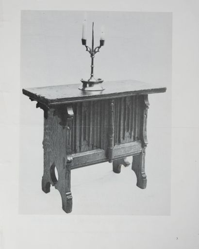 FLANDRES, XVème siècle Rare petit banc en chêne sculpté à décor de plis de parchemin...