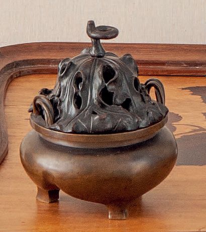 Chine, XVIIème siècle Petit brûle-parfum tripode en bronze à patine brune dorée,...