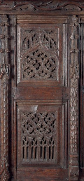 ILE DE FRANCE ou PICARDIE, vers 1460-1470 Exceptional carved oak cabinet opening...