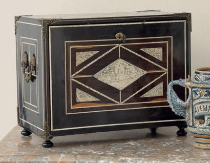 ITALIE, XVIIème et XIXème siècles A small travelling cabinet, made of rosewood, ebony...