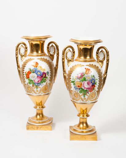 PARIS, XIXème siècle Pair of tapered vases on circular and square pedestals in white...