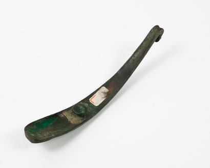 CHINE, dans le style des Han 
Bronze fibula decorated with green lacquered stylized...