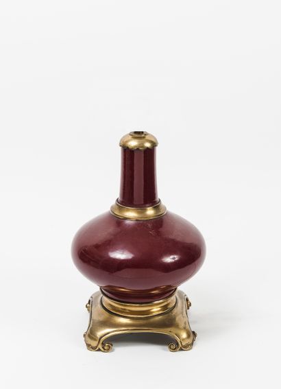 CHINE, XXème siècle Vase de forme toupie en céramique émaillé sang de boeuf sur talon...