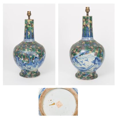 CHINE, XIXÈME SIÈCLE Vase bouteille sur pied mouluré en porcelaine blanche à décor...