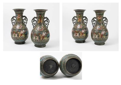 JAPON, XXème siècle A pair of bronze and polychrome cloisonné vases with two openwork...