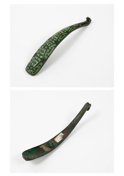 CHINE, dans le style des Han 
Bronze fibula decorated with green lacquered stylized...