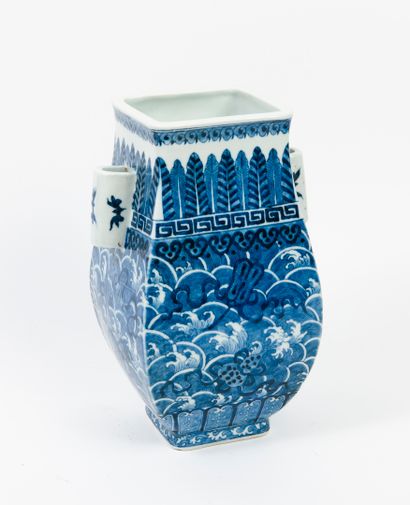 null 
Vase en porcelaine bleu-blanc de forme fanghu, chacune des quatre faces à décor...