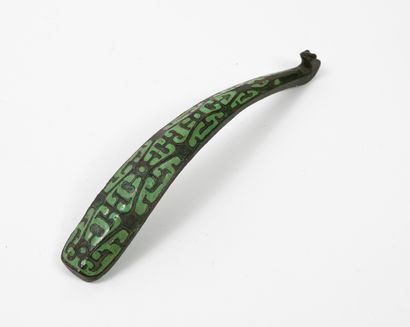 CHINE, dans le style des Han 
Bronze fibula decorated with green lacquered stylized...