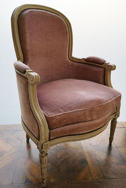 FRANCE, style Louis XVI, XXème siècle - Bergère et fauteuil en bois mouluré, sculpté...