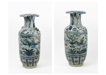 CHINE, XXème siècle Large baluster vase decorated with horsemen in a blue landscape,...