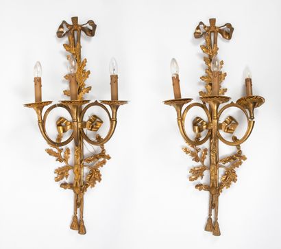 Style Louis XVI, XXème siècle Pair of ormolu sconces, with three arms of light, decorated...