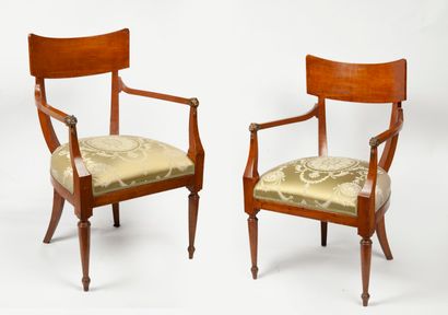 PIEMONT, début du XIXème siècle, A pair of fruitwood armchairs with a slightly curved...