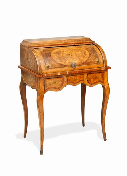 FRANCE, style Louis XV, fin du XIXème ou début du XXème siècle Small cylinder desk...
