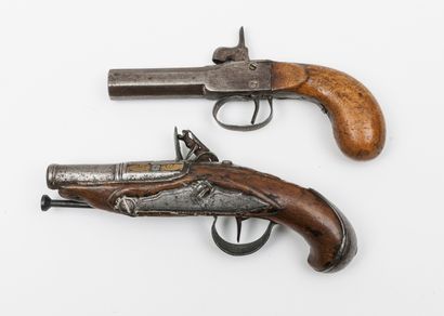 null Deux pistolets de voyage :

- un à silex, de la seconde moitié du XVIIIème siècle.

Platine...