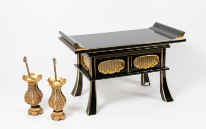 JAPON, XXème siècle - Small Buddhist altar (kyozukue) in black and gold lacquered...