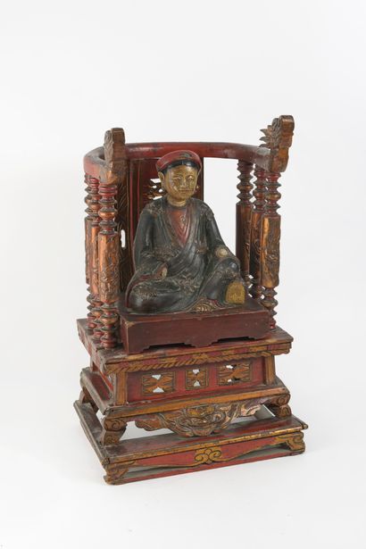CHINE, début du XXème siècle Seated woman with headband in carved wood and lacquered...