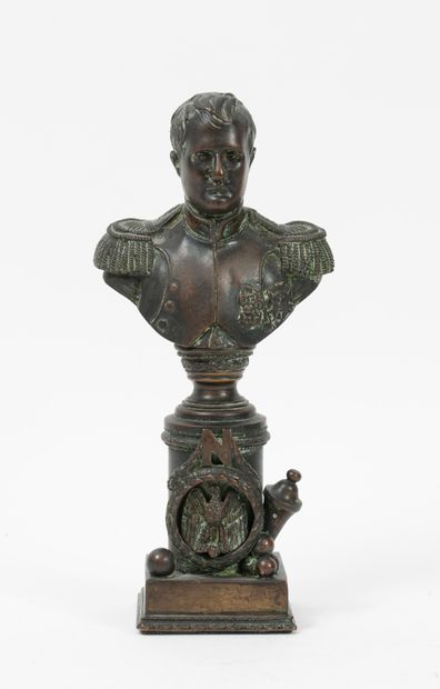 FRANCE, fin du XIXème siècle Napoléon en buste sur un piédestal cylindrique orné...