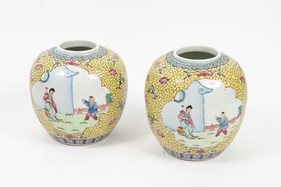 CHINE, XXème siècle Deux pots à gingembre en porcelaine émaillée polychrome à décor...