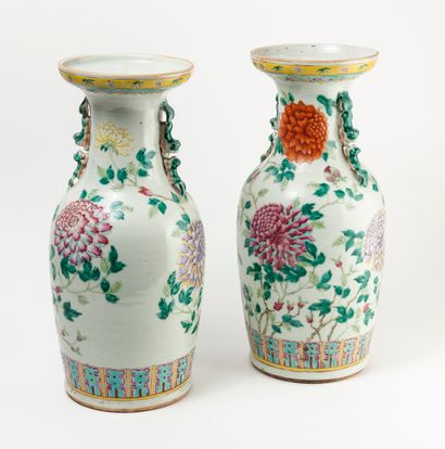 CHINE, fin du XIXème-début du XXème siècles 
Paire de vases balustres en porcelaine...