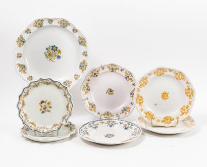 MOUSTIERS, XIXème siècle - plat et quatre assiettes circulaires à décor polychrome...