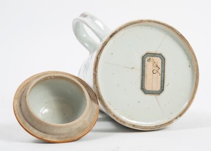 CHINE, Compagnie des Indes, époque QIANLONG (1736-1795) Verseuse tronconqiue en porcelaine...
