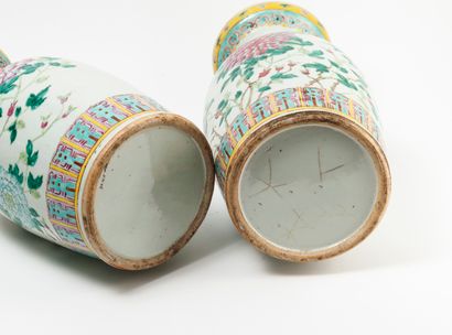 CHINE, fin du XIXème-début du XXème siècles 
Paire de vases balustres en porcelaine...