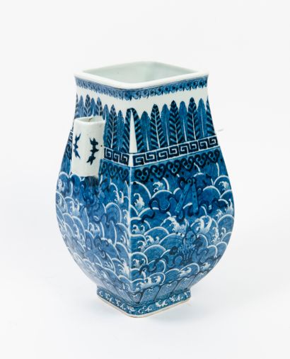 null 
Vase en porcelaine bleu-blanc de forme fanghu, chacune des quatre faces à décor...