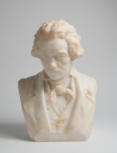 Ecole du début du XXème siècle, Buste de Ludwig van Beethoven. 

Sculpture en albâtre...