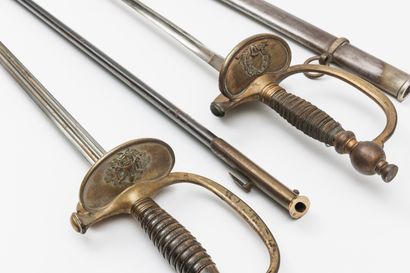 Lot comprenant : Two officer's swords, uniformed, one of them from Polytechnique.

Gilt...