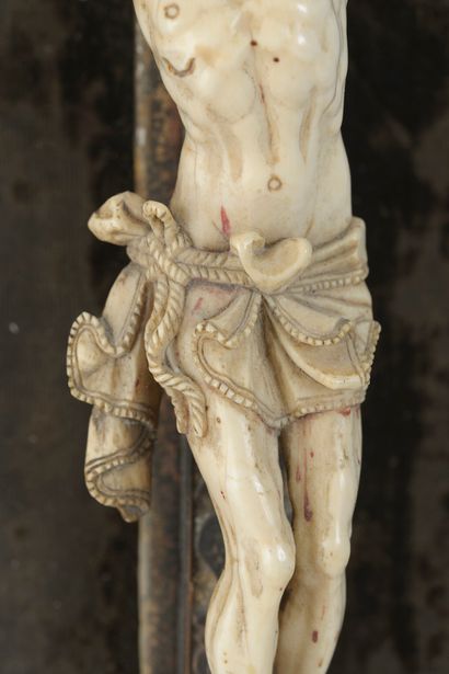 EUROPE, XVIIIème siècle Crucifix présenté, sur de fond de velours marron, dans une...