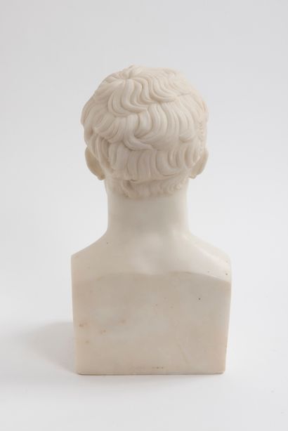 D'après Antoine Denis CHAUDET (1763-1810) Buste de Napoléon.

Sculpture en marbre...