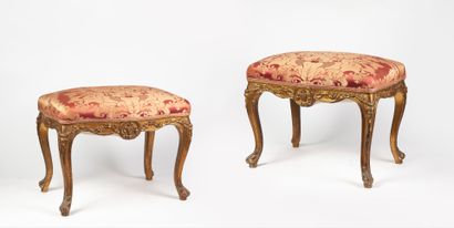 ITALIE, XIXème SIÈCLE Two rectangular giltwood stools with carved belts of garlands...