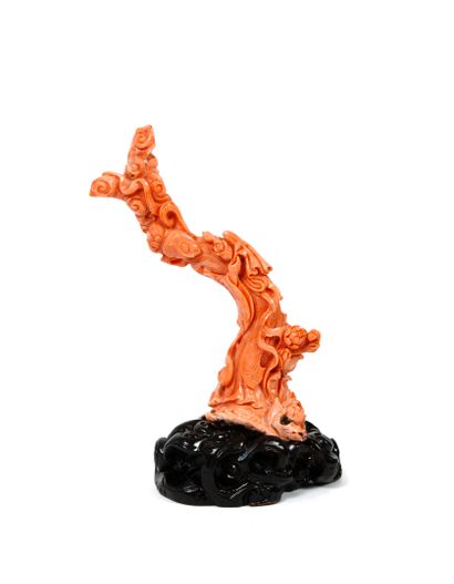 CHINE, Début XXème siècle A red-orange coral statuette of a young woman holding a...
