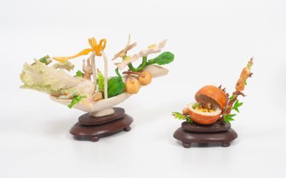 JAPON, XXème siècle Deux groupes sculptés en os : 

- Panier garni de légumes, fleurs...
