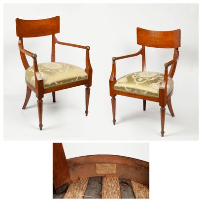 PIEMONT, début du XIXème siècle, Paire de fauteuils en bois fruitier à dossier bandeau...