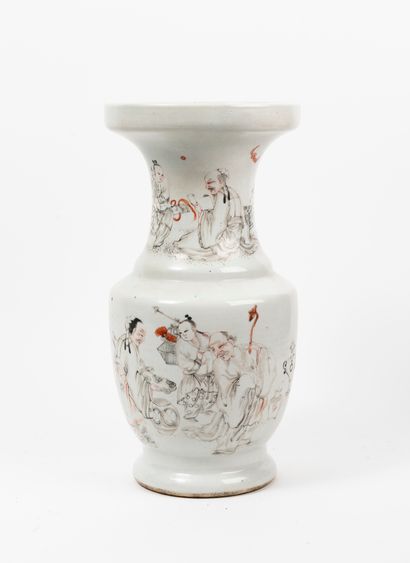 CHINE, Fin du XIXème ou début du XXème siècle 
Vase porcelaine blanche de forme balustre...