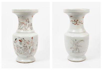 CHINE, Fin du XIXème ou début du XXème siècle 
A white porcelain vase of baluster...