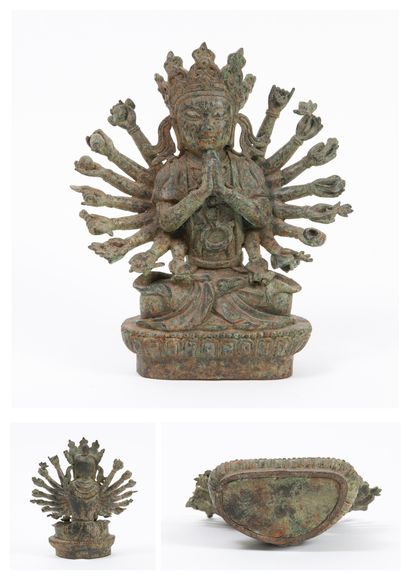 CHINE, fin XIXème - XXème siècle Statuette du boddhisattva Avalokitesvara en bronze...