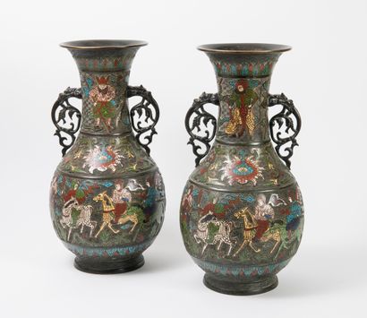 JAPON, XXème siècle Paire de vases balustre en bronze et émaux cloisonnés polychrome...