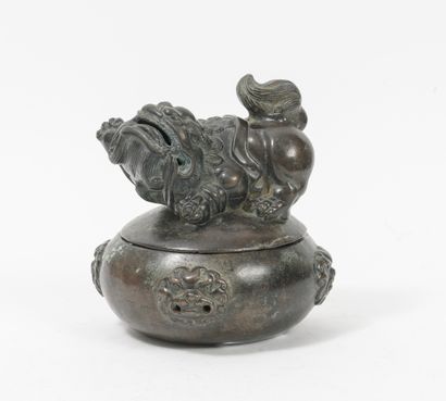 CHINE, début du XXème siècle Small circular covered perfume burner in brown patina...