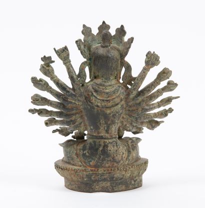 CHINE, fin XIXème - XXème siècle Statuette du boddhisattva Avalokitesvara en bronze...