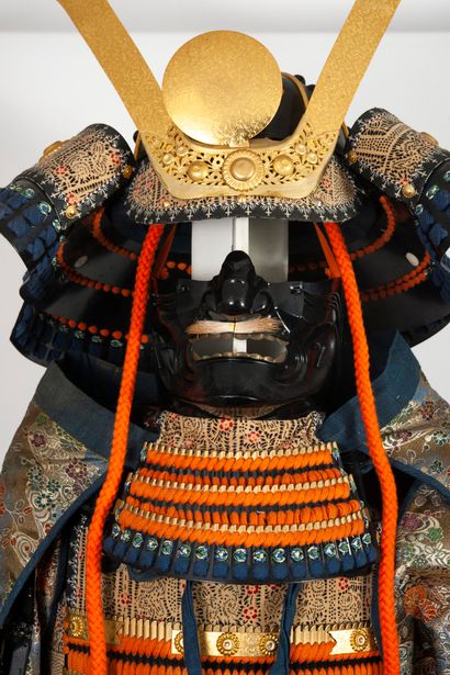 JAPON, XXème siècle Decorative samurai armor made of blackened metal, fabric and...