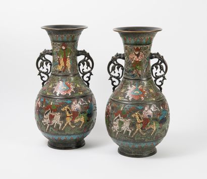 JAPON, XXème siècle A pair of bronze and polychrome cloisonné vases with two openwork...