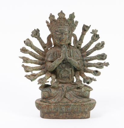 CHINE, fin XIXème - XXème siècle Statuette du boddhisattva Avalokitesvara en bronze...