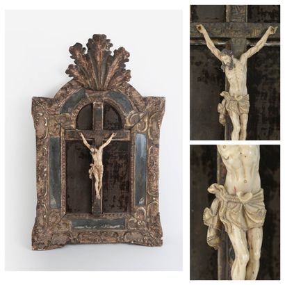 EUROPE, XVIIIème siècle Crucifix présenté, sur de fond de velours marron, dans une...