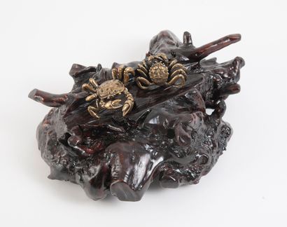 JAPON, XXème siècle Two crabs in gilt bronze. 

Dim. crabs: 6 x 5.5 cm.

With a base...