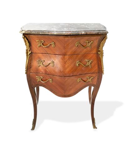 null 
Petite commode de forme mouvementée, en bois de placage et filets, ouvrant...