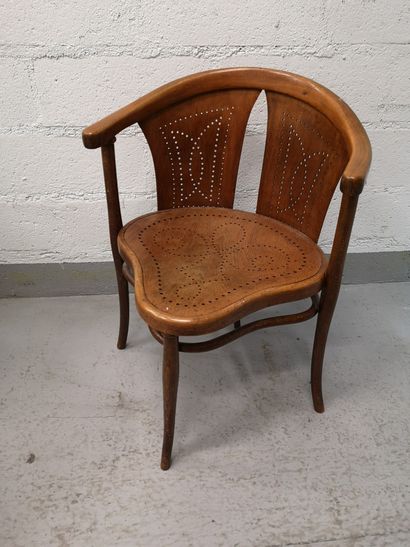 AUTRICHE, Maison THONET, vers 1900 Curved and stained beechwood armchair with a rounded...