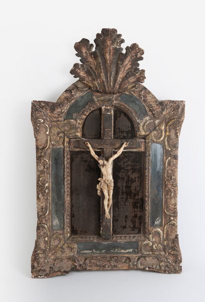 EUROPE, XVIIIème siècle Crucifix présenté, sur de fond de velours marron, dans une...